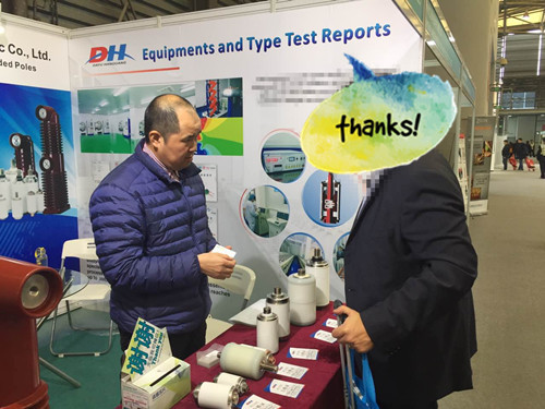 1513132927200946.jpg 羅總正在為客戶講解產品.jpg